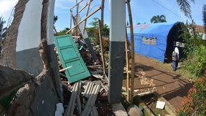 Sekolah Ambruk, Siswa di Jember Belajar di Tenda Darurat