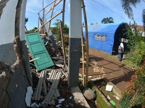 Sekolah Ambruk, Siswa di Jember Belajar di Tenda Darurat Sekolah Ambruk, Siswa di Jember Belajar di Tenda Darurat