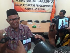 Bupati Demak Diperiksa Bawaslu Terkait Deklarasi Dukung Jokowi Bupati Demak Diperiksa Bawaslu Terkait Deklarasi Dukung Jokowi