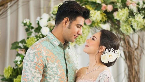 Cantiknya Irish Bella Berbalut Kebaya Hijau Saat Dilamar Ammar Zoni