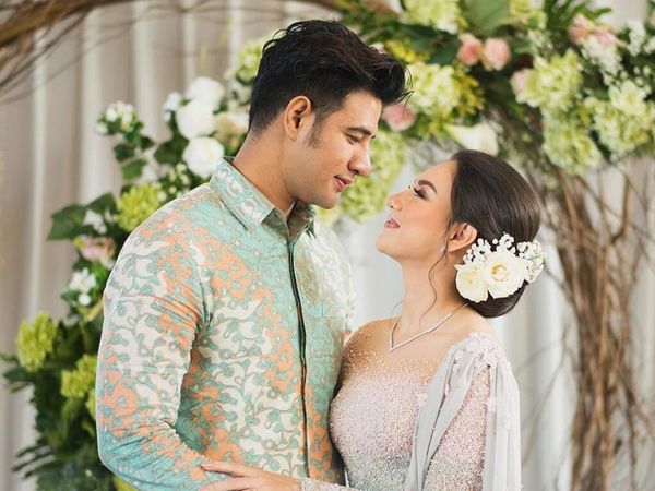 Cantiknya Irish Bella Berbalut Kebaya Hijau Saat Dilamar Ammar Zoni