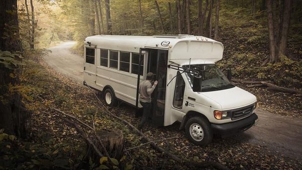 Mengintip Jeroan Bus yang Disulap Menjadi Rumah Berjalan