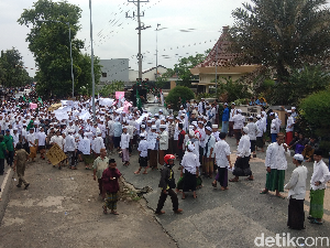 Ansor dan Santri di Probolinggo Turun Jalan Kecam Puisi Fadli Zon Ansor dan Santri di Probolinggo Turun Jalan Kecam Puisi Fadli Zon