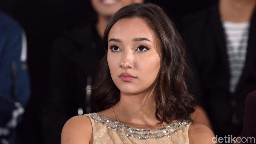 Tatap Mata Tajam Carissa Perusset Tatap Mata Tajam Carissa Perusset