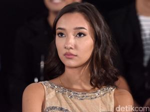 Tatap Mata Tajam Carissa Perusset