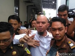 Tak Lagi Berkaus Tahanan Politik, Dhani Jalani Sidang di PN Surabaya