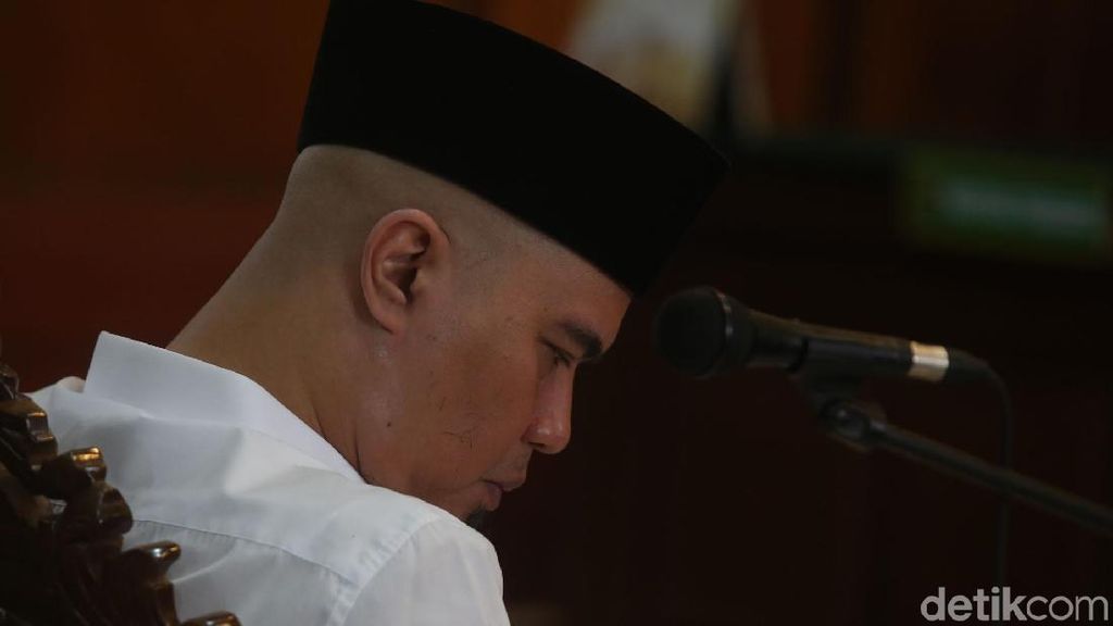 Tak Berkaos dan Blangkon Lagi, Ahmad Dhani Bersidang Pakai Peci Tak Berkaos dan Blangkon Lagi, Ahmad Dhani Bersidang Pakai Peci