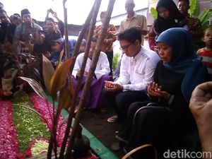 Ziarah Makam Jelang Dilantik, Khofifah Ingat Pesan Almarhum Suami Ziarah Makam Jelang Dilantik, Khofifah Ingat Pesan Almarhum Suami