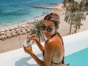 Foto: Ketika Hot Mom Christine Andrew Jalan-jalan