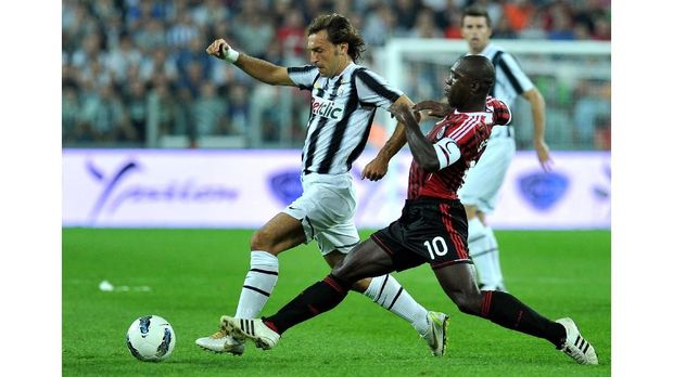 Juventus' midfielder Andrea Pirlo (L) vies for the ball with AC Milan's Dutch midfielder Clarence Seedorf during the A series football match between Juventus and AC Milan, on October 2, 2011, at the Juventus stadium in Turin. AFP PHOTO / OLIVIER MORIN (Photo by OLIVIER MORIN / AFP)