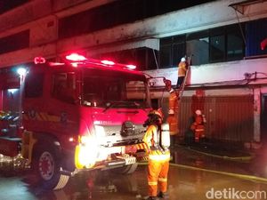 Gudang Karpet di Surabaya Terbakar, Dua Bronto Skylift Diterjunkan Gudang Karpet di Surabaya Terbakar, Dua Bronto Skylift Diterjunkan