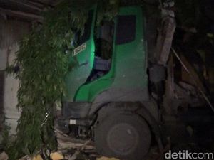 Truk Tabrak Warkop di Lamongan, 1 Korban Tewas dan 2 Luka-luka
