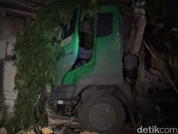 Truk Tabrak Warkop di Lamongan, 1 Korban Tewas dan 2 Luka-luka
