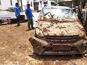 Penampakan Mobil Rusak dan Berlumpur Akibat Tanggul Jebol Penampakan Mobil Rusak dan Berlumpur Akibat Tanggul Jebol
