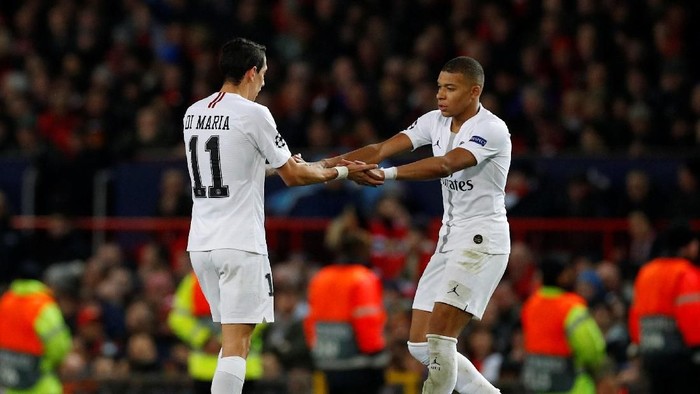 Soccer Football - Champions League Round of 16 First Leg - Manchester United v Paris St Germain - Old Trafford, Manchester, Britain - February 12, 2019  Paris St Germains Angel Di Maria with Kylian Mbappe as he is substituted off REUTERS/Phil Noble
