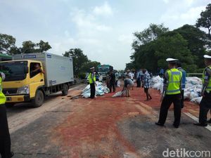 Ditabrak Truk Gandeng di Tol Sidoarjo, Kontainer Nyemplung Sungai
