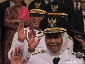Jokowi Resmi Lantik Khofifah Jadi Gubernur Jawa Timur Jokowi Resmi Lantik Khofifah Jadi Gubernur Jawa Timur