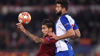 Pada menit ke-27, percobaan dilakukan Lorenzo Pellegrini. Ia melepaskan sepakan ke gawang Porto, namun bolanya mendarat tepat di pelukan Iker Casillas. Alberto Lingria/Reuters.
