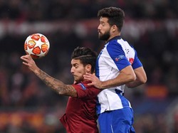 Pada menit ke-27, percobaan dilakukan Lorenzo Pellegrini. Ia melepaskan sepakan ke gawang Porto, namun bolanya mendarat tepat di pelukan Iker Casillas. Alberto Lingria/Reuters.