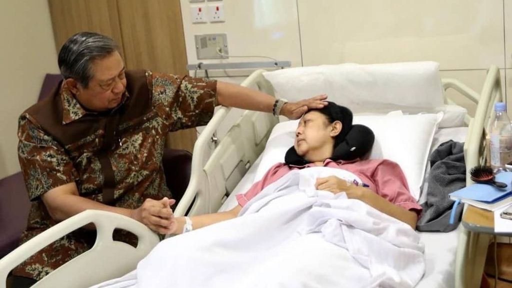 Momen SBY Setia Temani Ani Yudhoyono yang Sakit Kanker Darah