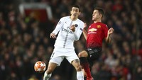 Angel Di Maria mendapat banyak tekel dan terjangan dari para pemain Manchester United, termasuk dari Ander Herrera. (AP Photo/Dave Thompson)
