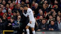 Ada insiden di mana Angel Di Maria terjatuh usai ditabrak Ashley Young di pinggir lapangan. Di Maria sampai mengerang kesakitan (Phil Noble/Reuters)