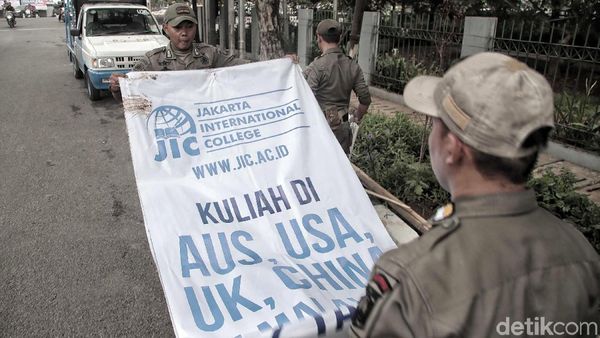 Baliho yang Dipasang Sembarangan di Sunter Ditertibkan
