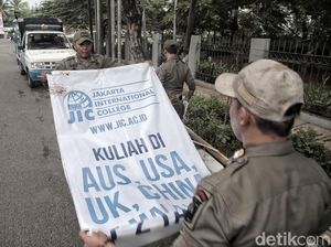 Baliho yang Dipasang Sembarangan di Sunter Ditertibkan Baliho yang Dipasang Sembarangan di Sunter Ditertibkan