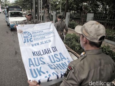 Baliho yang Dipasang Sembarangan di Sunter Ditertibkan