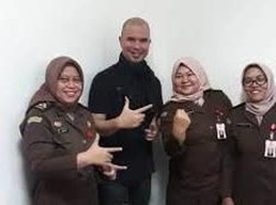 Heboh Hakim hingga Jaksa Foto Pose 2 Jari