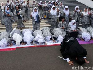 Saat Bidan Sujud Syukur Rayakan Pengesahan UU Kebidanan Saat Bidan Sujud Syukur Rayakan Pengesahan UU Kebidanan