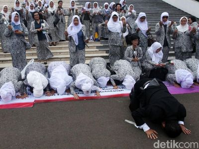 Saat Bidan Sujud Syukur Rayakan Pengesahan UU Kebidanan