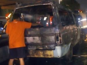 Angkot Terbakar di Tol Cawang, Lalin Padat 1 Km
