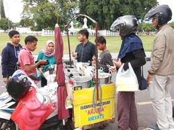 Mantap! Bakso Prasmanan dengan Isian Telur hingga Cumi di Gerobak Motor