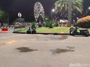 Massa Hadang Mobil Presiden, Ada Ibu Terobos Salami Jokowi Massa Hadang Mobil Presiden, Ada Ibu Terobos Salami Jokowi