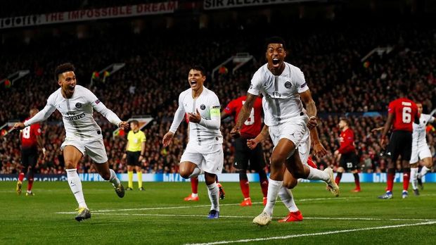 Suporter Berdiri di Tangga, Man United Didenda Rp298 Juta