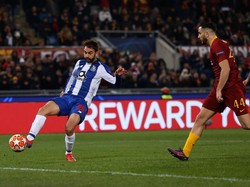 Dua menit berselang, Porto membalas melalui Adrian Lopez yang mengoyak jala Antonio Mirante usai memanfaatkan umpan Tiquinho. Skor menjadi 2-1. Paolo Bruno/Getty Images.