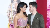 Valentine, Nick Jonas dan Priyanka Chopra Mesra di Karpet Merah