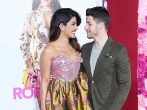 Valentine, Nick Jonas dan Priyanka Chopra Mesra di Karpet Merah