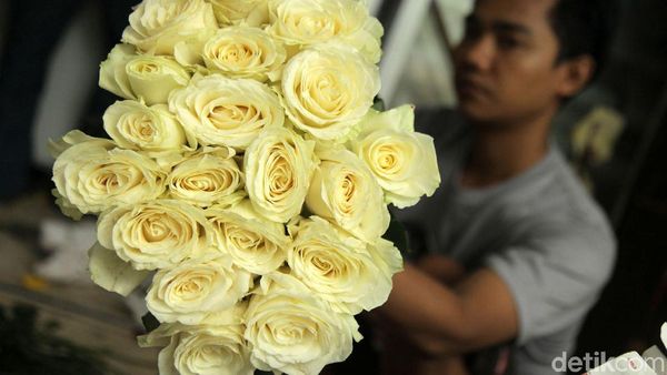 Wanginya Bisnis Bunga Mawar Jelang Valentine