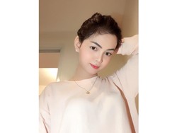 Model Cantik Viral, Dihujat karena Antre ATM Pakai Baju Minim Tanpa Bra