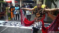 Gatotkaca dan Naruto Datangi Posko TKN Jokowi