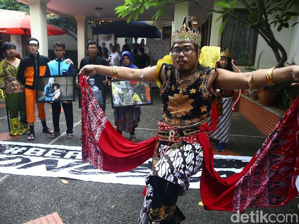 Gatotkaca dan Naruto Datangi Posko TKN Jokowi
