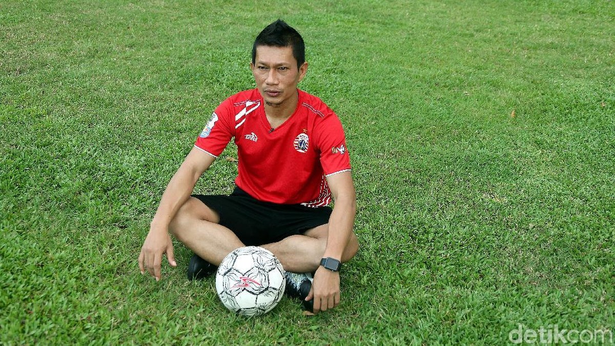 Ismed Sofyan mendapatkan sepatu bola pertamanya dari sang kakak. (Foto: Rengga Sancaya/detikcom)