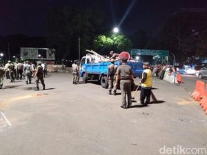 Usai Penghadangan Mobil Jokowi Dekat Istana, Massa Pendemo Dibubarkan Usai Penghadangan Mobil Jokowi Dekat Istana, Massa Pendemo Dibubarkan