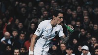 Angel Di Maria meledek fans Man United yang sengaja melempar botol bir ke arahnya pada pertengahan pertandingan. (Instagram @off.side.tv)