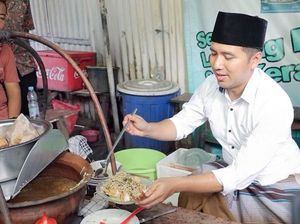 Yuk, Intip Gaya Emil Dardak Saat Jajan Kerupuk dan Lontong Balap!
