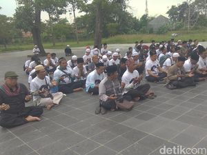 Ziarah ke Makam Pahlawan Karawang, Relawan Doakan Jokowi Menang