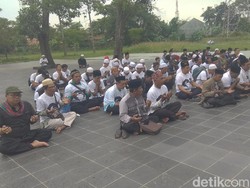 Ziarah ke Makam Pahlawan Karawang, Relawan Doakan Jokowi Menang