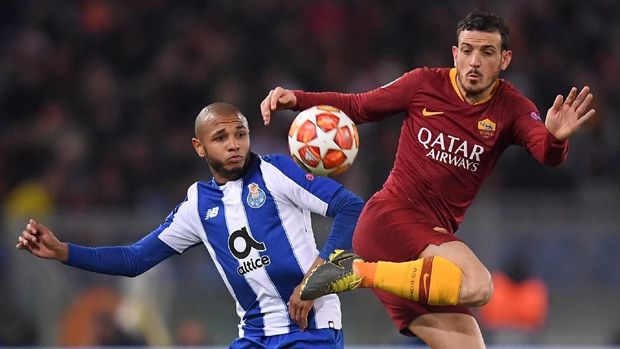 FC Porto (kiri) kalah dari Roma meski menguasai permainan.